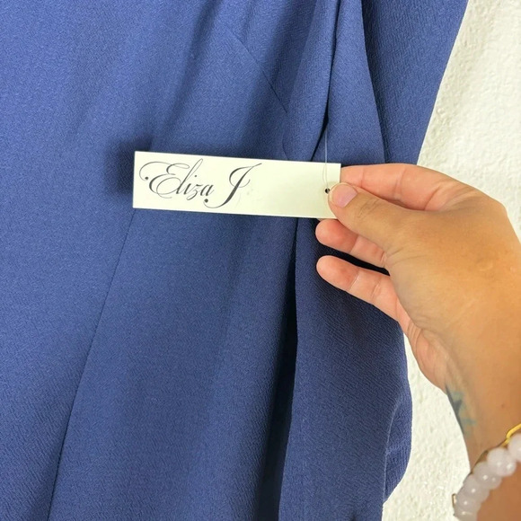 NWT Eliza J Cold Shoulder Crepe Shift V-neck Dress in Navy Blue size 10 - Picture 5 of 16